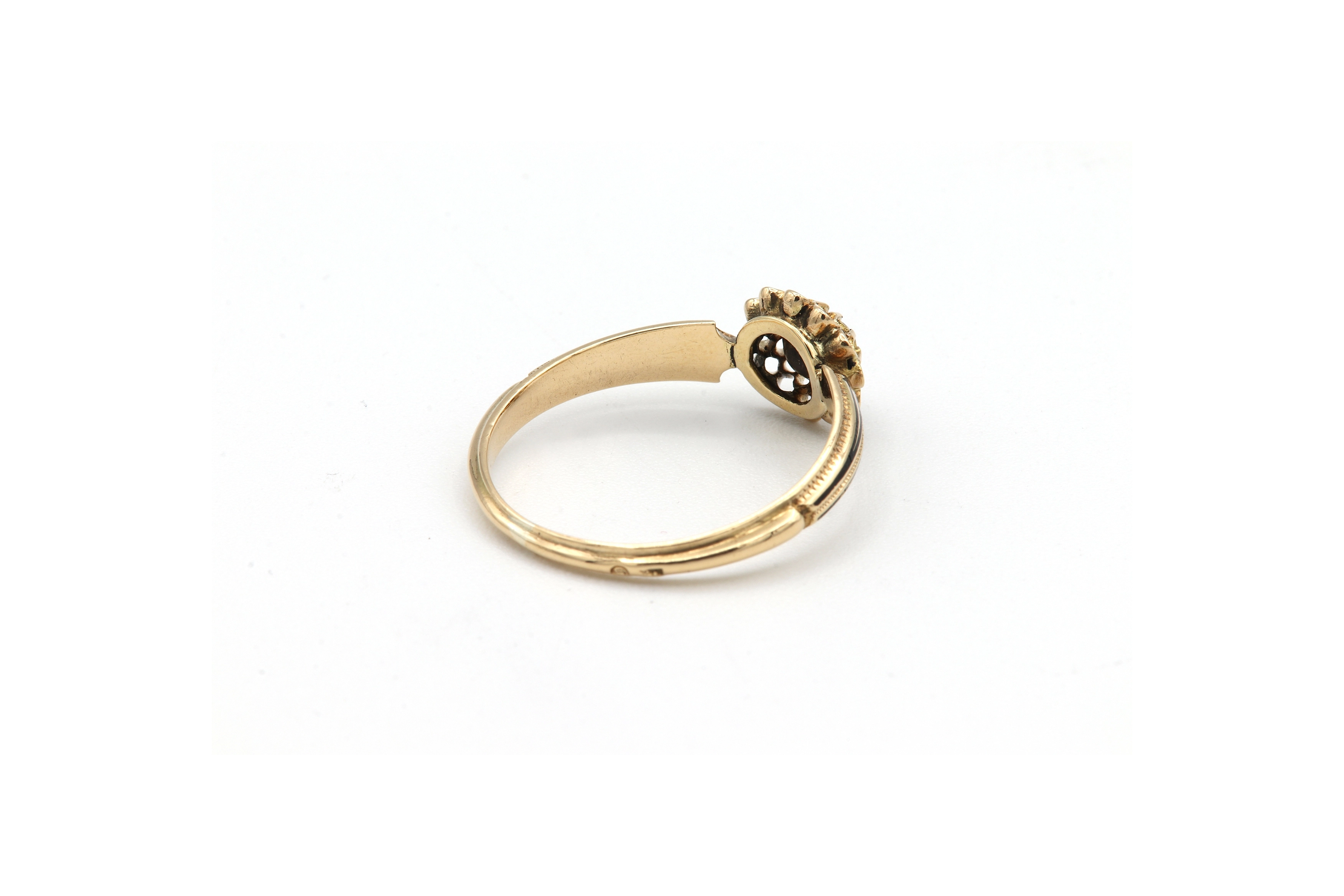 Bague Napoléon III en or jaune 18 carats et émail sertie d'un diamant